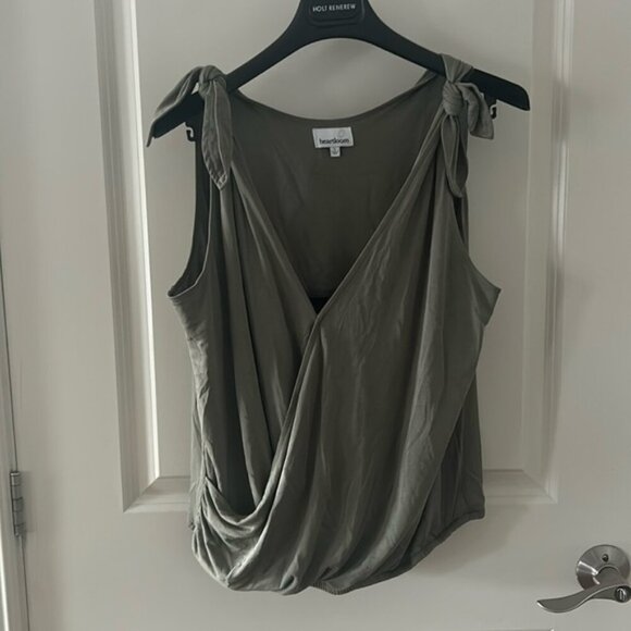 🎀HEARTLOOM large v neck wrap front sleeveless green top - Picture 2 of 9